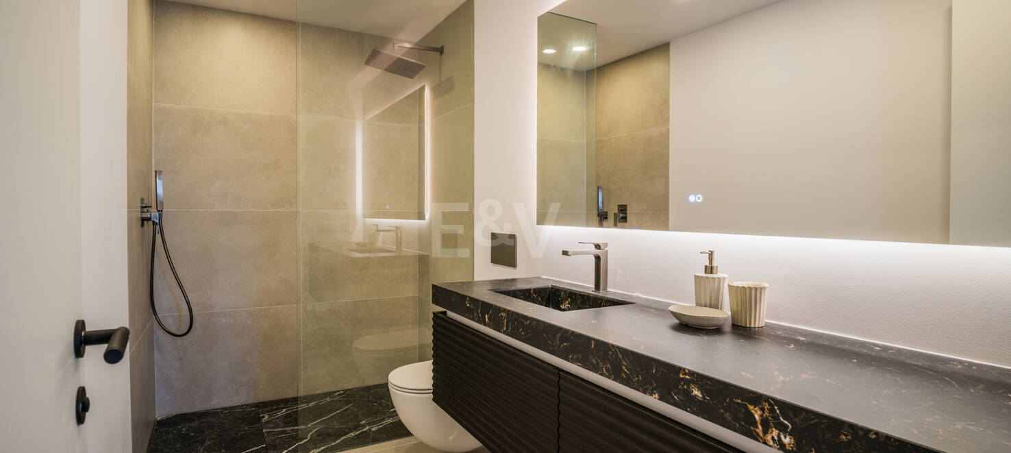 Stylowa willa w Nagüeles z widokiem na morze i góry