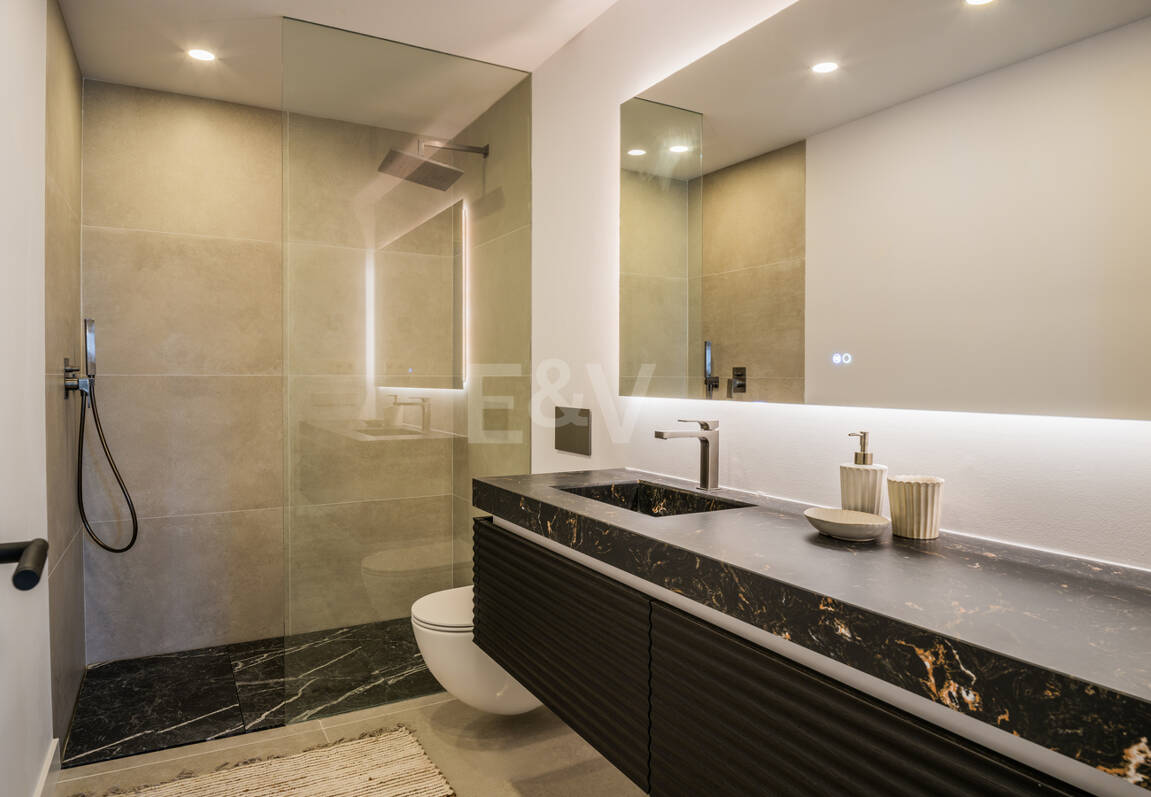 Stilvolle Villa in Nagüeles mit Meer- und Bergblick