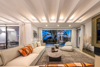 Elegante Villa en Nagüeles, con vistas al mar y la montaña