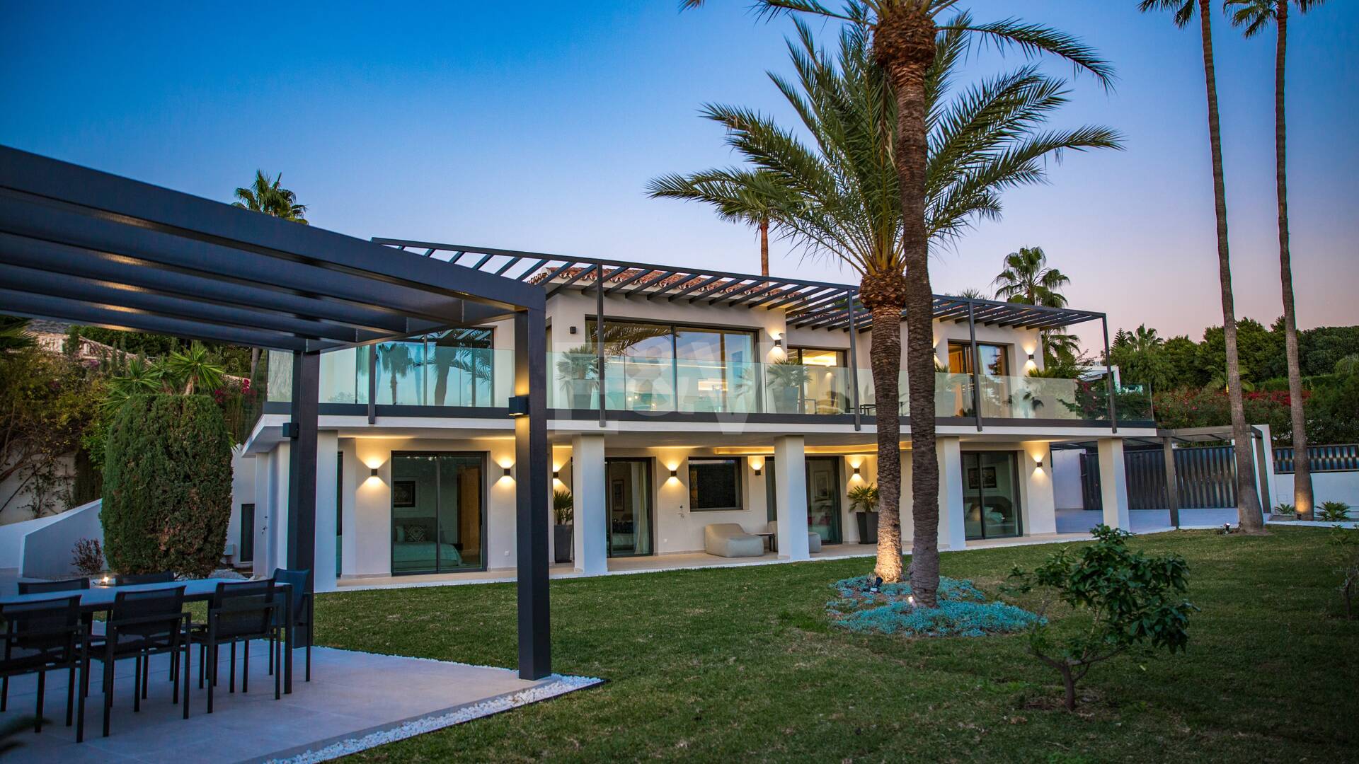 Stilvolle Villa in Nagüeles mit Meer- und Bergblick