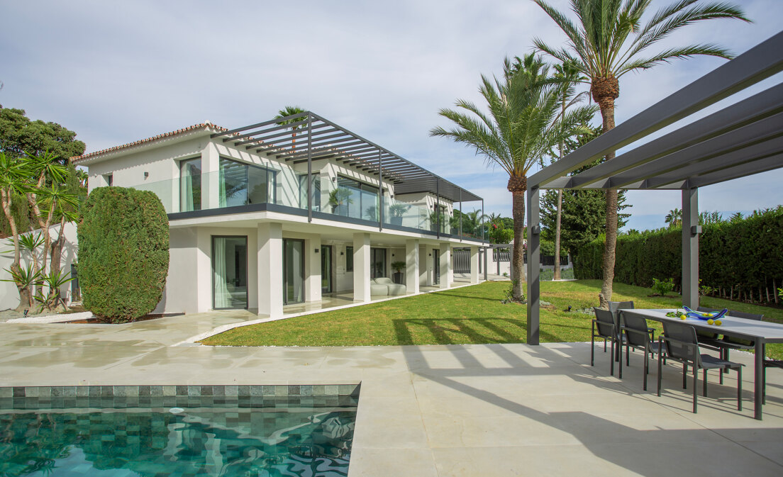Stilvolle Villa in Nagüeles mit Meer- und Bergblick