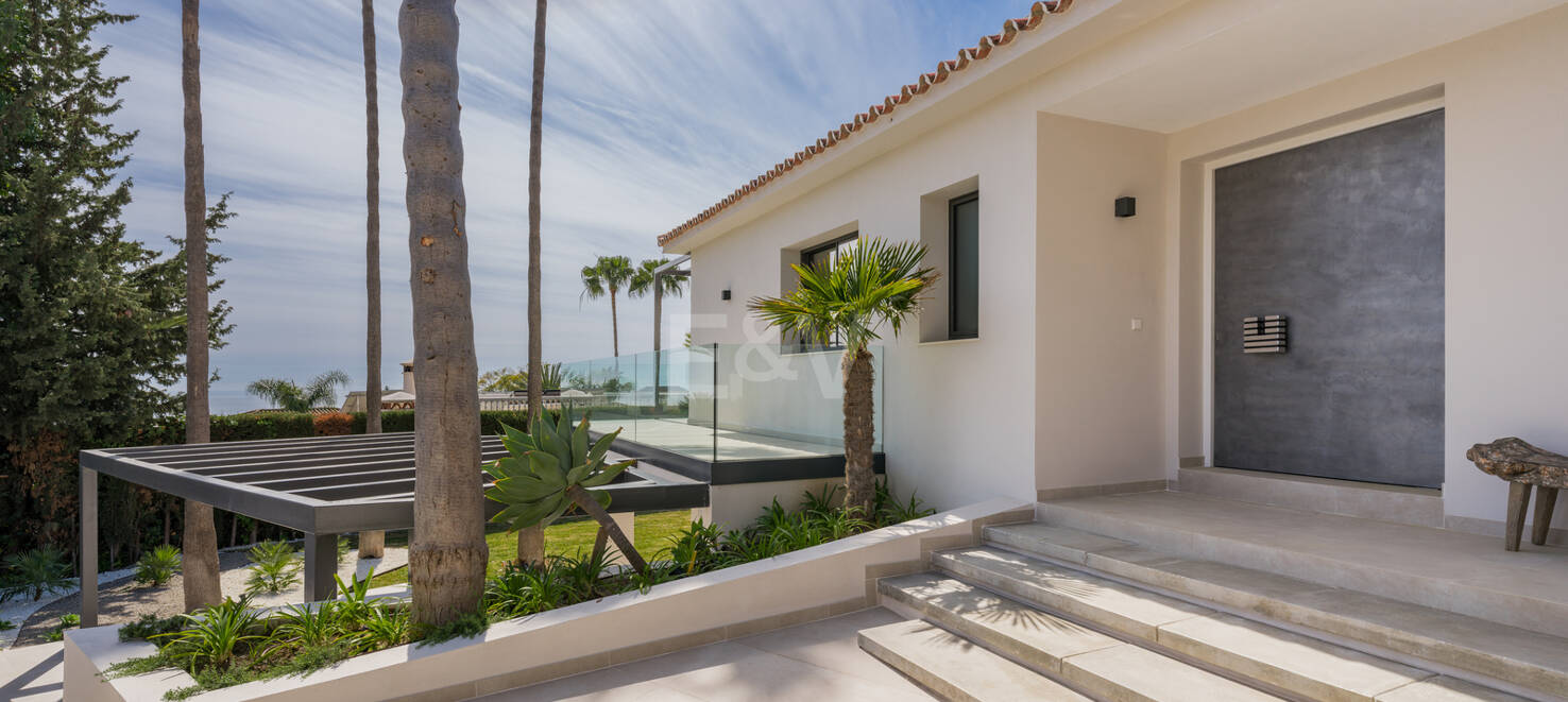 Stylowa willa w Nagüeles z widokiem na morze i góry