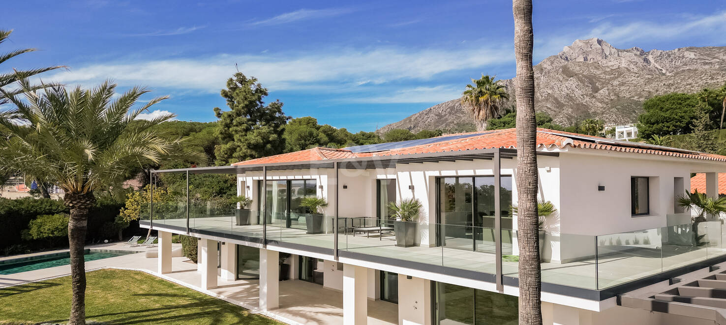 Stylowa willa w Nagüeles z widokiem na morze i góry
