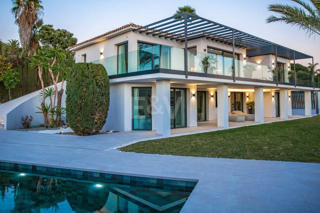 Stilvolle Villa in Nagüeles mit Meer- und Bergblick