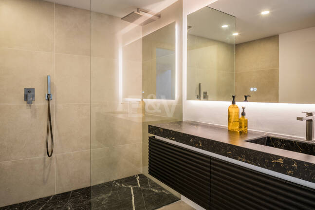 Stilvolle Villa in Nagüeles mit Meer- und Bergblick