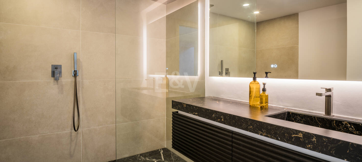 Stylowa willa w Nagüeles z widokiem na morze i góry