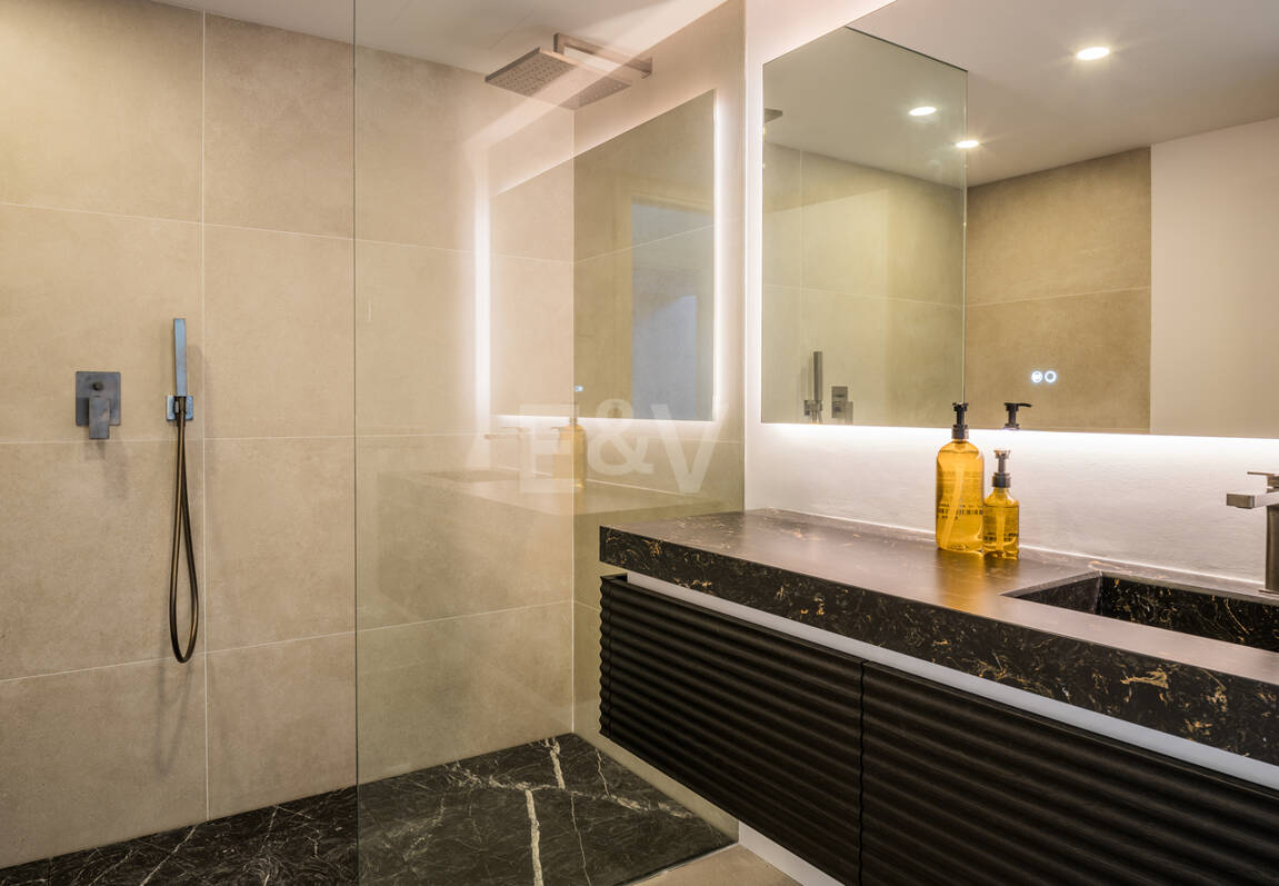 Stilvolle Villa in Nagüeles mit Meer- und Bergblick