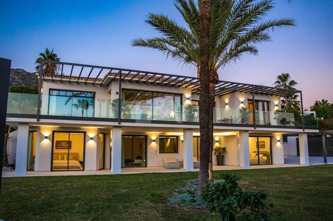 Stilvolle Villa in Nagüeles mit Meer- und Bergblick