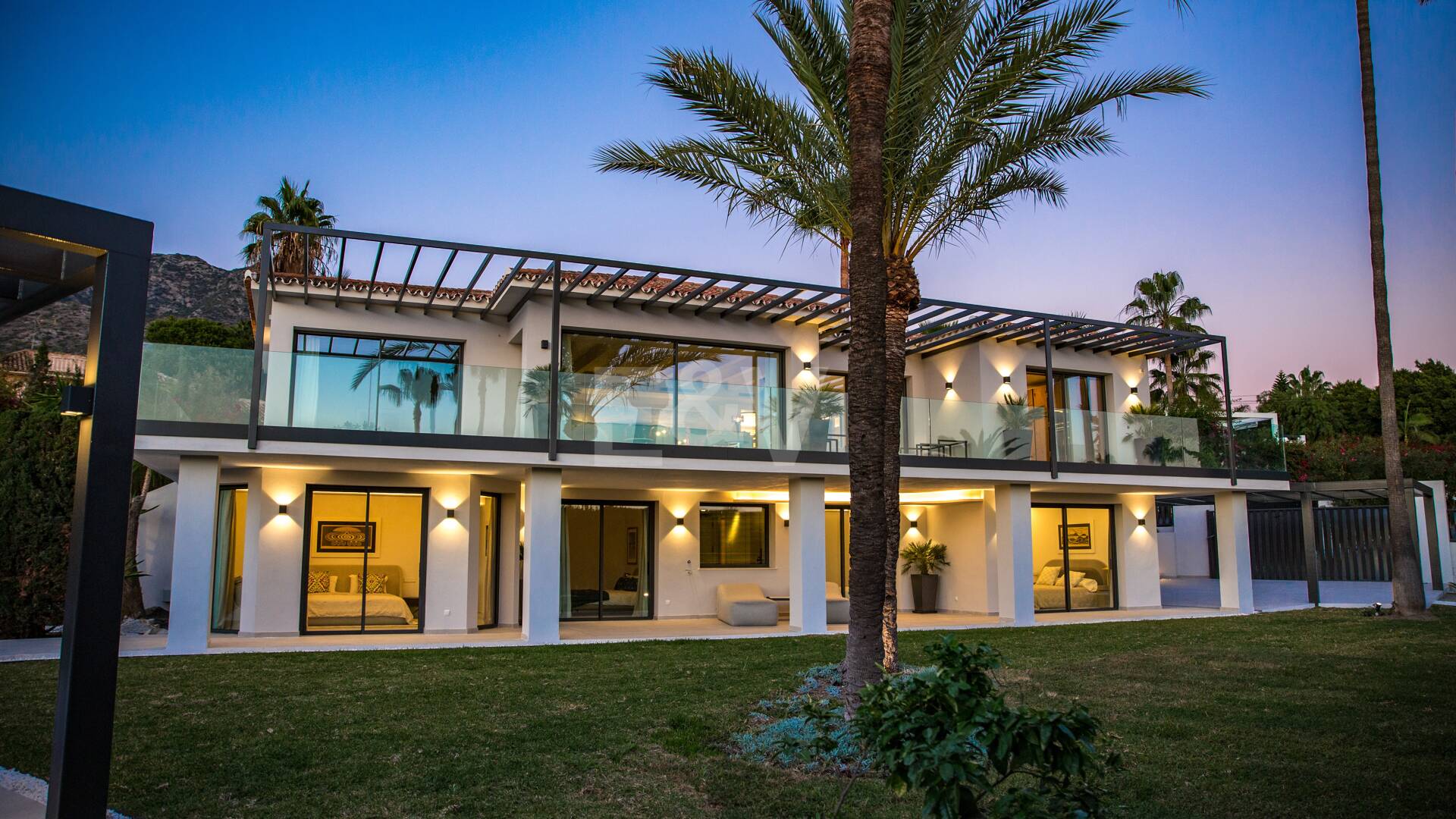 Stilvolle Villa in Nagüeles mit Meer- und Bergblick