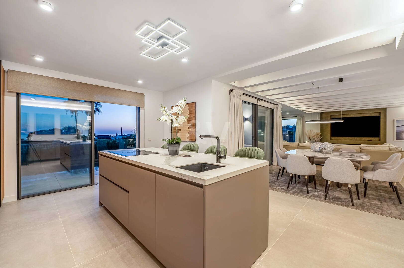 Elegante Villa en Nagüeles, con vistas al mar y la montaña