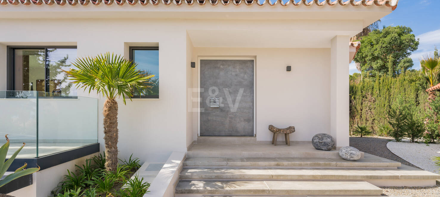 Stylowa willa w Nagüeles z widokiem na morze i góry