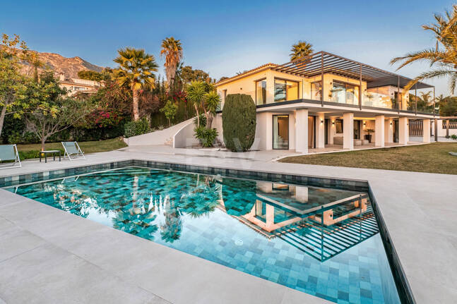 Elegante Villa en Nagüeles, con vistas al mar y la montaña