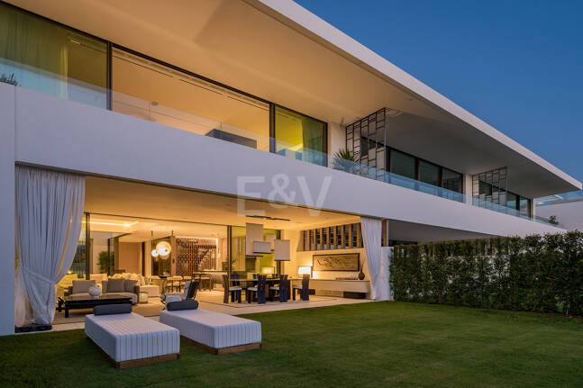 Anspruchsvolle moderne Design-Villen auf der Goldenen Meile