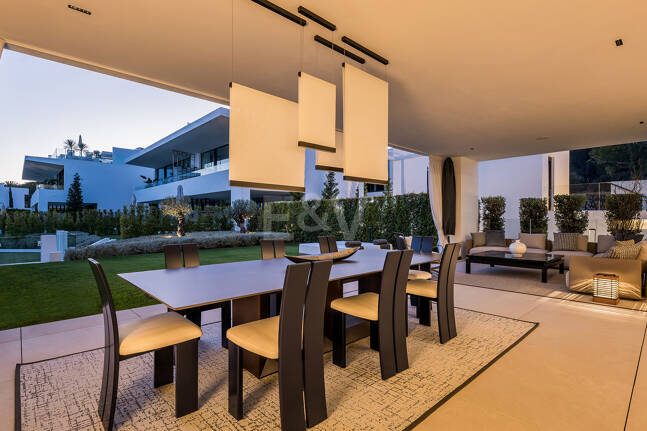 Anspruchsvolle moderne Design-Villen auf der Goldenen Meile