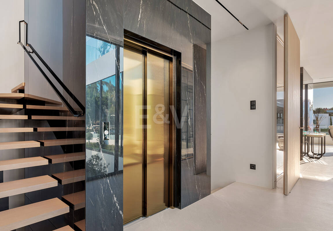 Anspruchsvolle moderne Design-Villen auf der Goldenen Meile