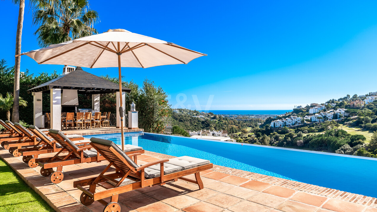 Villa en Lomas de La Quinta con hipnotizantes vistas panorámicas al mar