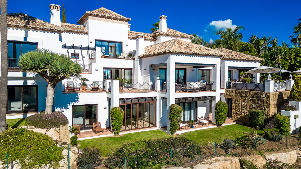 Villa en Lomas de La Quinta con hipnotizantes vistas panorámicas al mar