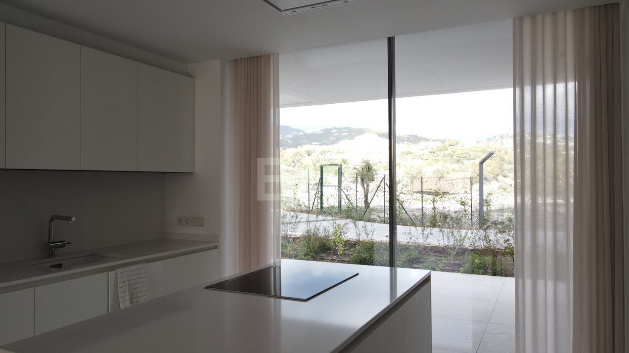 Living in luxury in Los Arqueros in a desirable golf area