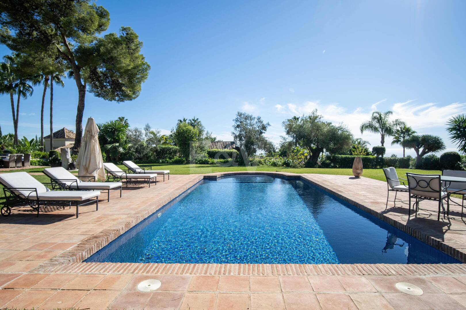 Une élégante villa intemporelle nichée le long du Golden Mile iconique