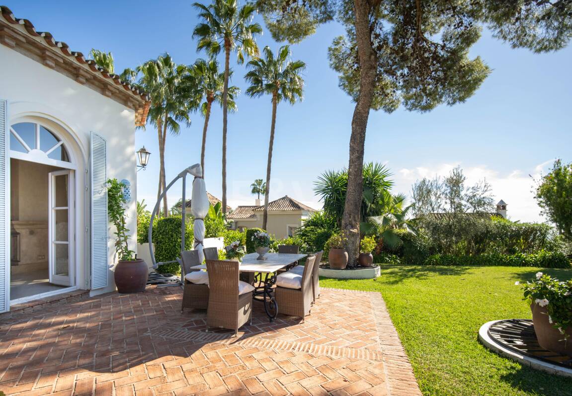 Eine zeitlose elegante Villa, eingebettet entlang der ikonischen Goldenen Meile