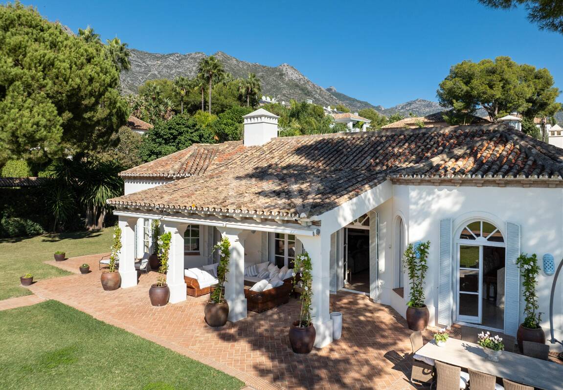 Eine zeitlose elegante Villa, eingebettet entlang der ikonischen Goldenen Meile