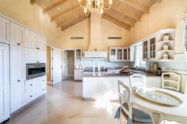 Eine zeitlose elegante Villa, eingebettet entlang der ikonischen Goldenen Meile