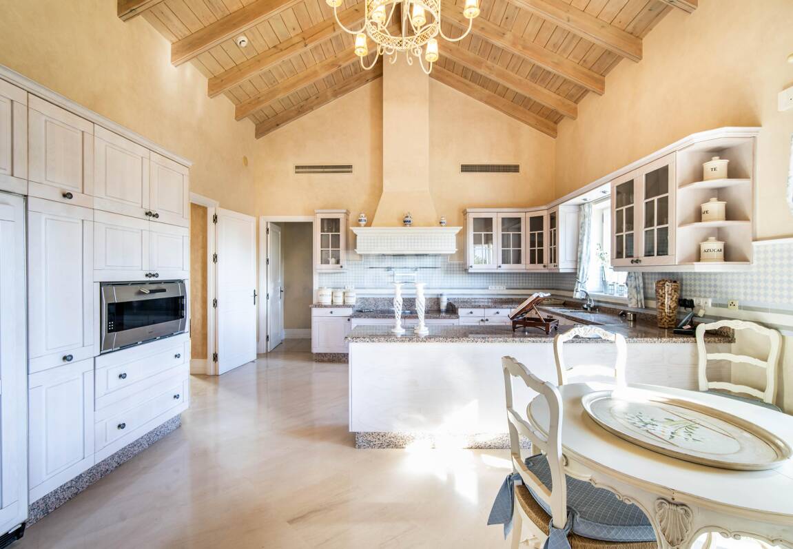 Eine zeitlose elegante Villa, eingebettet entlang der ikonischen Goldenen Meile