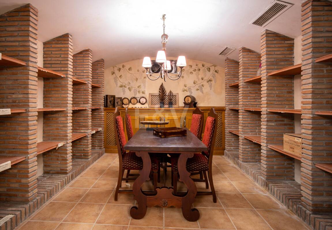 Eine zeitlose elegante Villa, eingebettet entlang der ikonischen Goldenen Meile