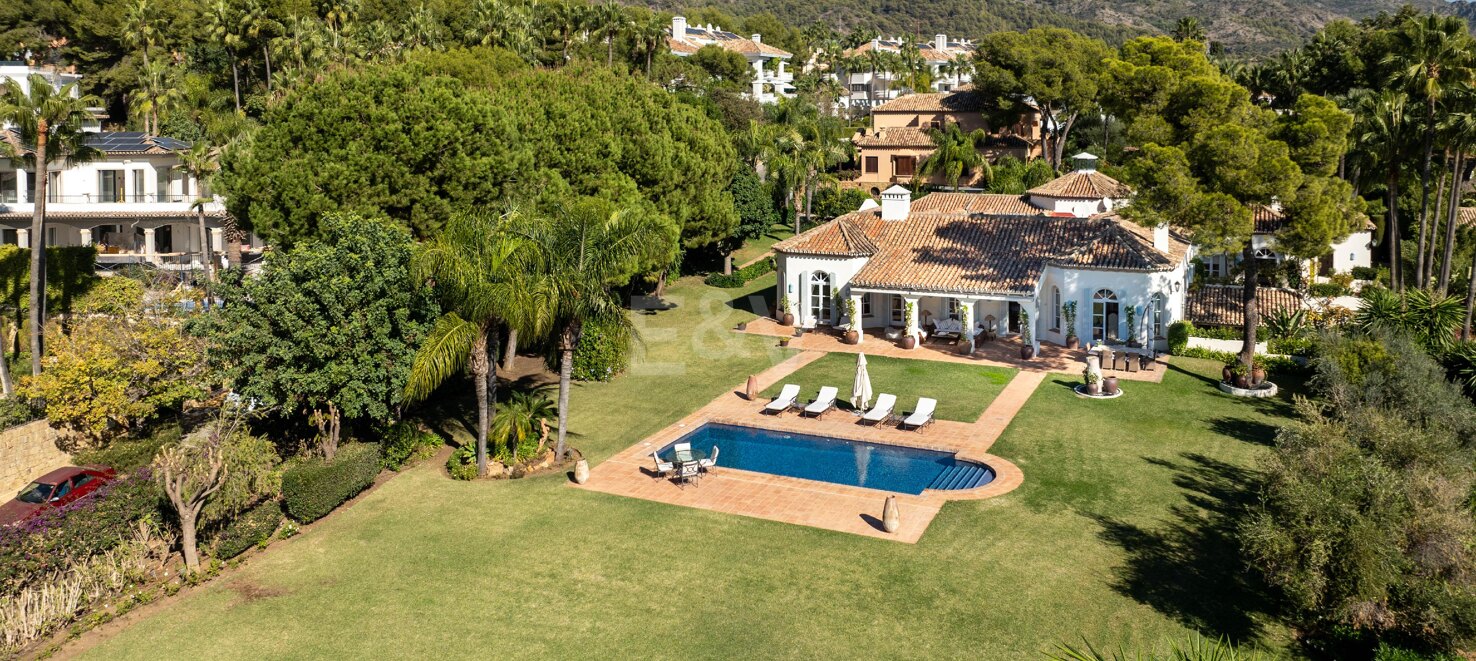 Eine zeitlose elegante Villa, eingebettet entlang der ikonischen Goldenen Meile