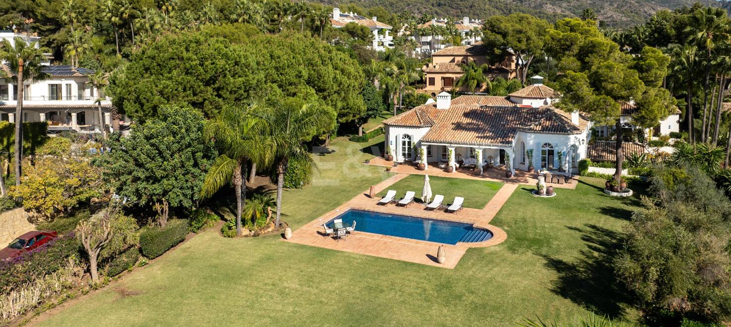 Elegante y atemporal villa ubicada en la icónica Milla de Oro