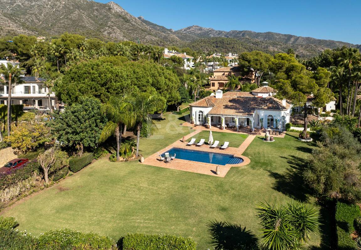 Eine zeitlose elegante Villa, eingebettet entlang der ikonischen Goldenen Meile