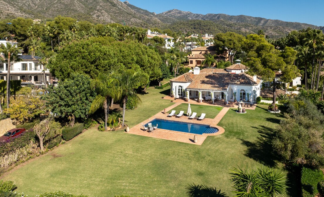 Eine zeitlose elegante Villa, eingebettet entlang der ikonischen Goldenen Meile
