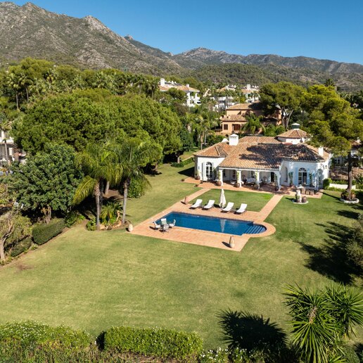 Eine zeitlose elegante Villa, eingebettet entlang der ikonischen Goldenen Meile
