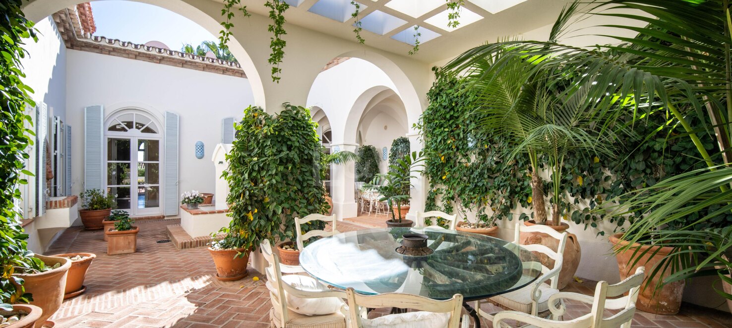 Eine zeitlose elegante Villa, eingebettet entlang der ikonischen Goldenen Meile