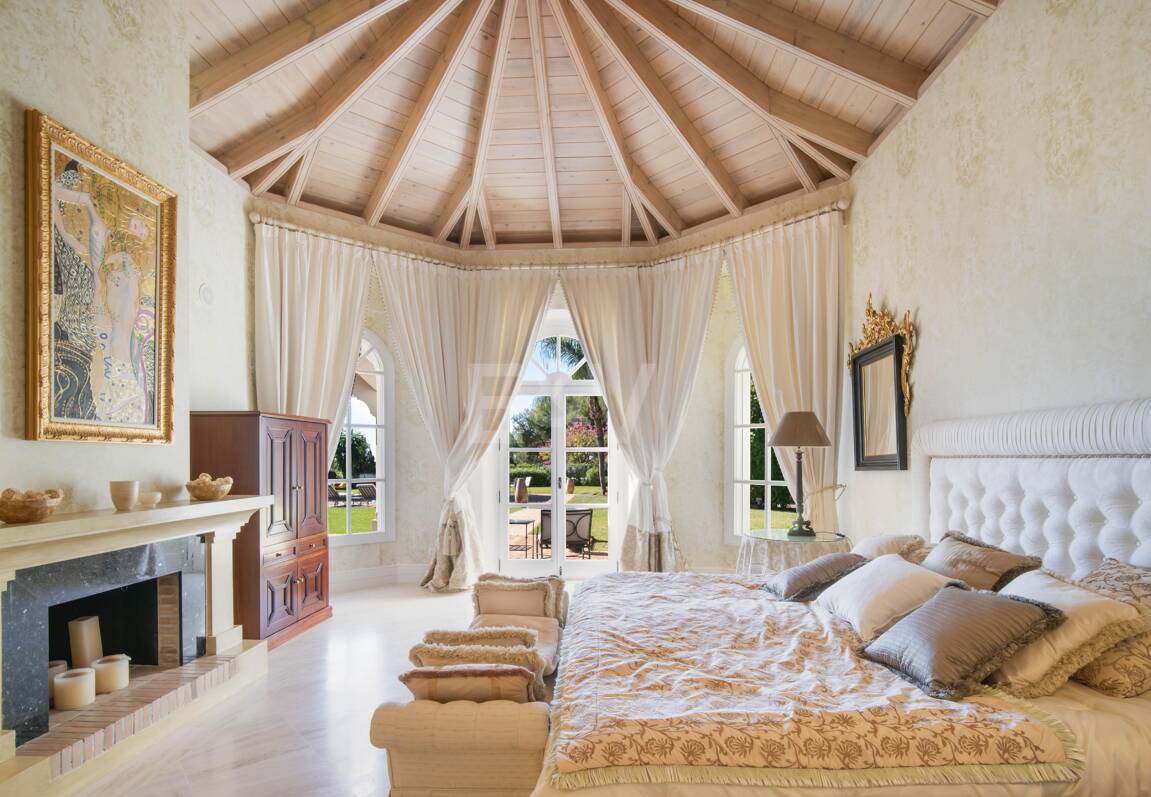 Eine zeitlose elegante Villa, eingebettet entlang der ikonischen Goldenen Meile