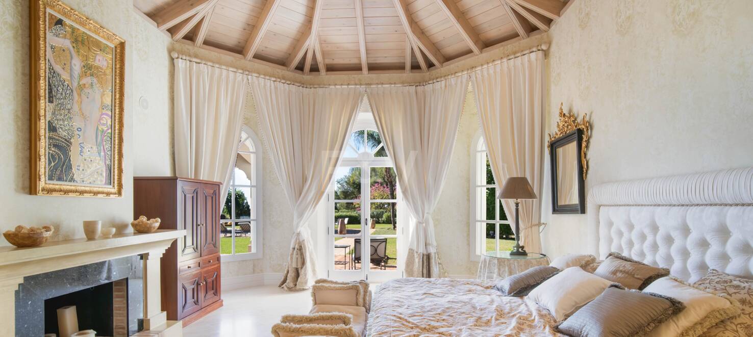 Elegante y atemporal villa ubicada en la icónica Milla de Oro