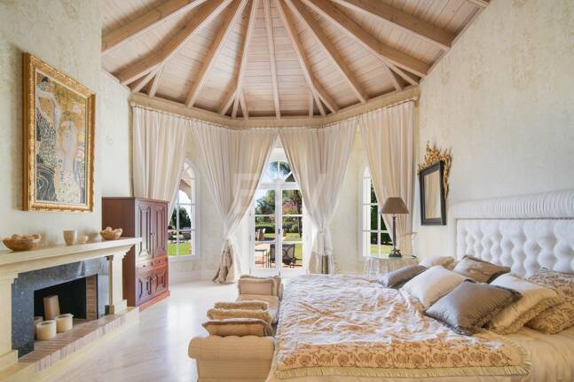 Eine zeitlose elegante Villa, eingebettet entlang der ikonischen Goldenen Meile