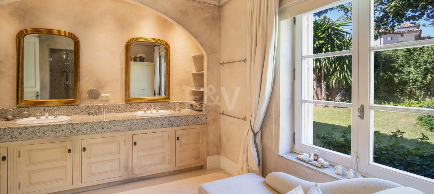 Elegante y atemporal villa ubicada en la icónica Milla de Oro