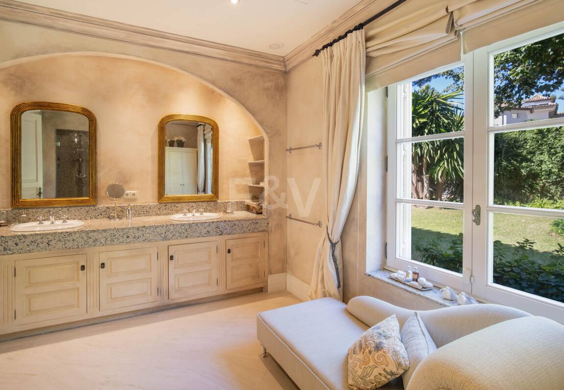 Eine zeitlose elegante Villa, eingebettet entlang der ikonischen Goldenen Meile