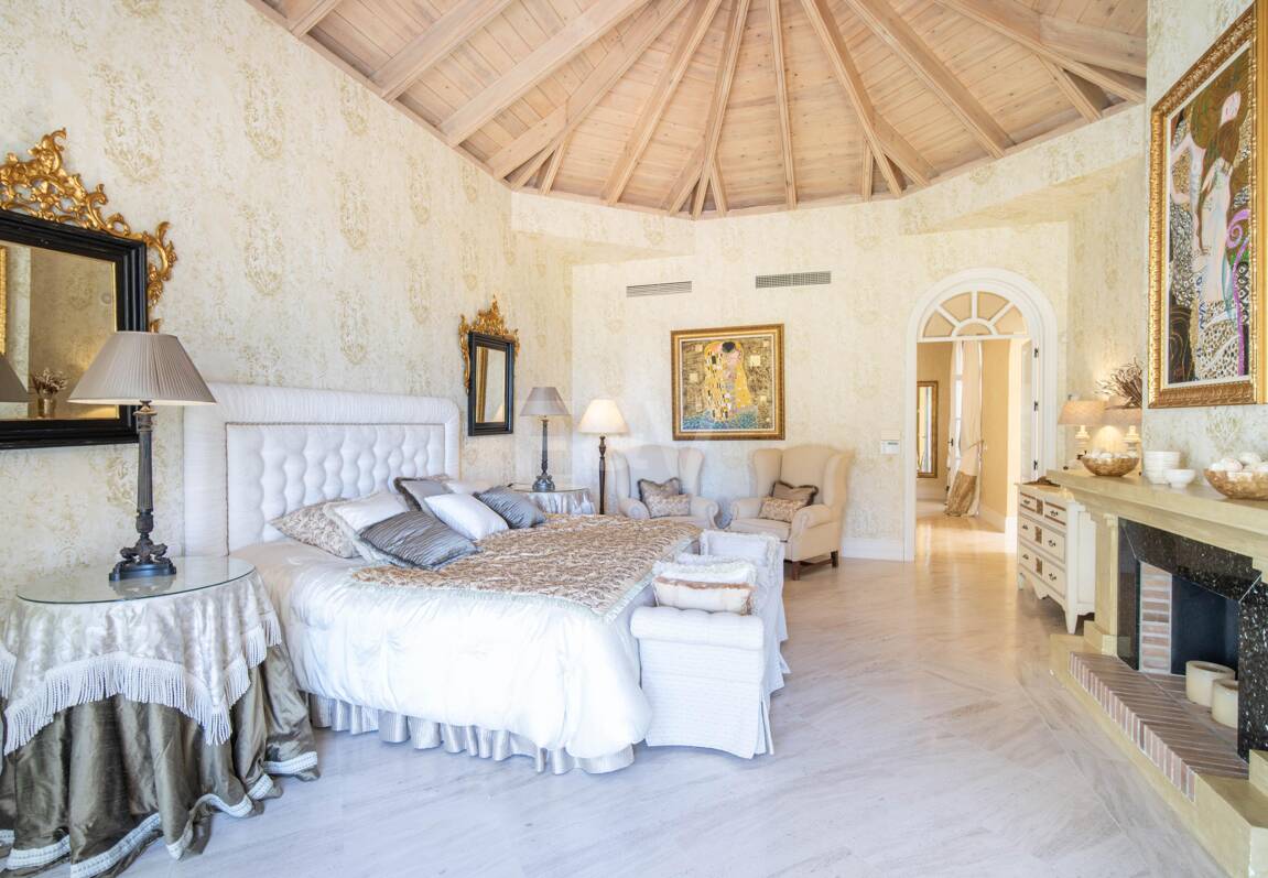 Eine zeitlose elegante Villa, eingebettet entlang der ikonischen Goldenen Meile