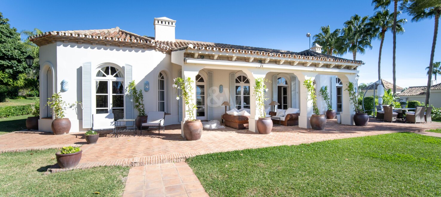 Eine zeitlose elegante Villa, eingebettet entlang der ikonischen Goldenen Meile