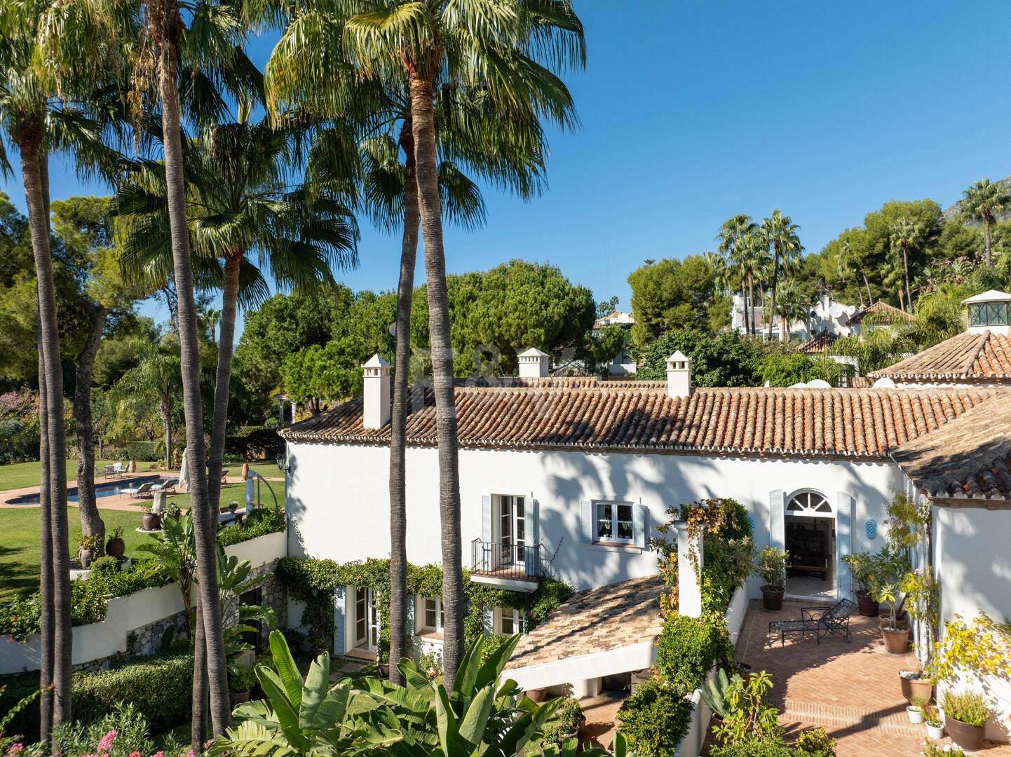 Une élégante villa intemporelle nichée le long du Golden Mile iconique