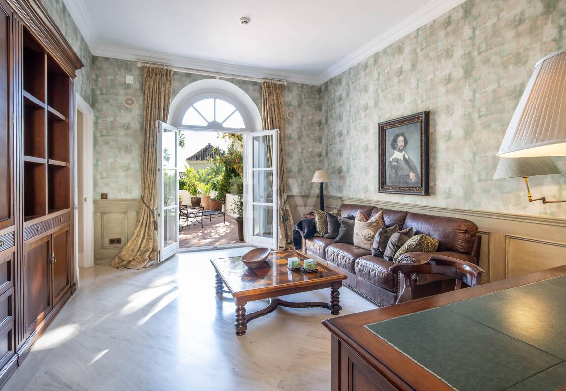 Eine zeitlose elegante Villa, eingebettet entlang der ikonischen Goldenen Meile