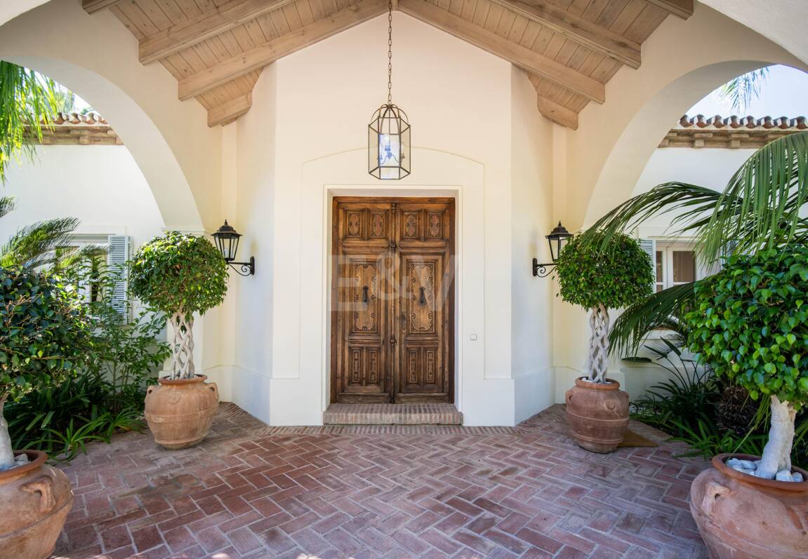 Eine zeitlose elegante Villa, eingebettet entlang der ikonischen Goldenen Meile