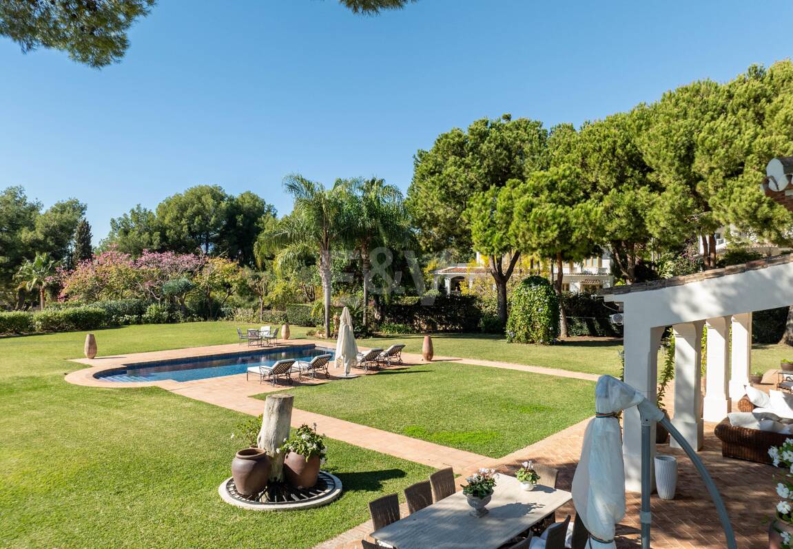 Eine zeitlose elegante Villa, eingebettet entlang der ikonischen Goldenen Meile