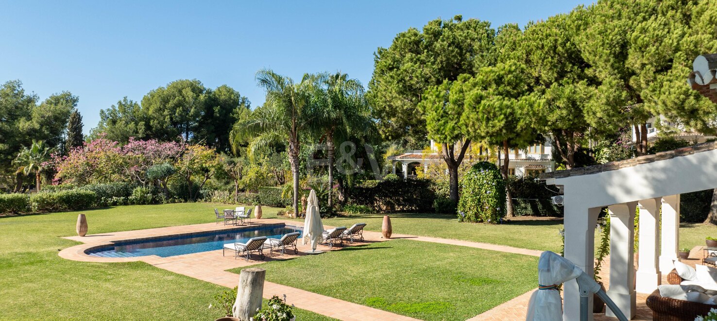 Eine zeitlose elegante Villa, eingebettet entlang der ikonischen Goldenen Meile
