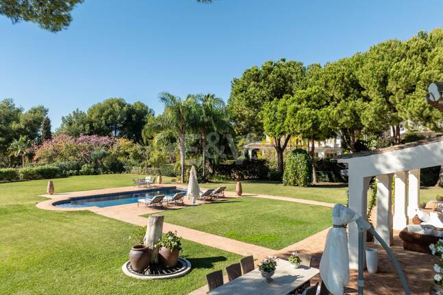 Eine zeitlose elegante Villa, eingebettet entlang der ikonischen Goldenen Meile