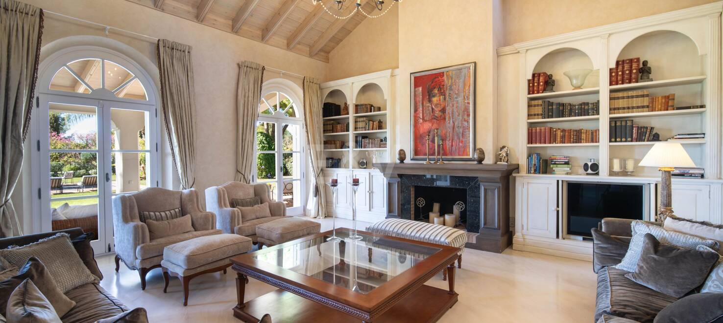 Elegante y atemporal villa ubicada en la icónica Milla de Oro