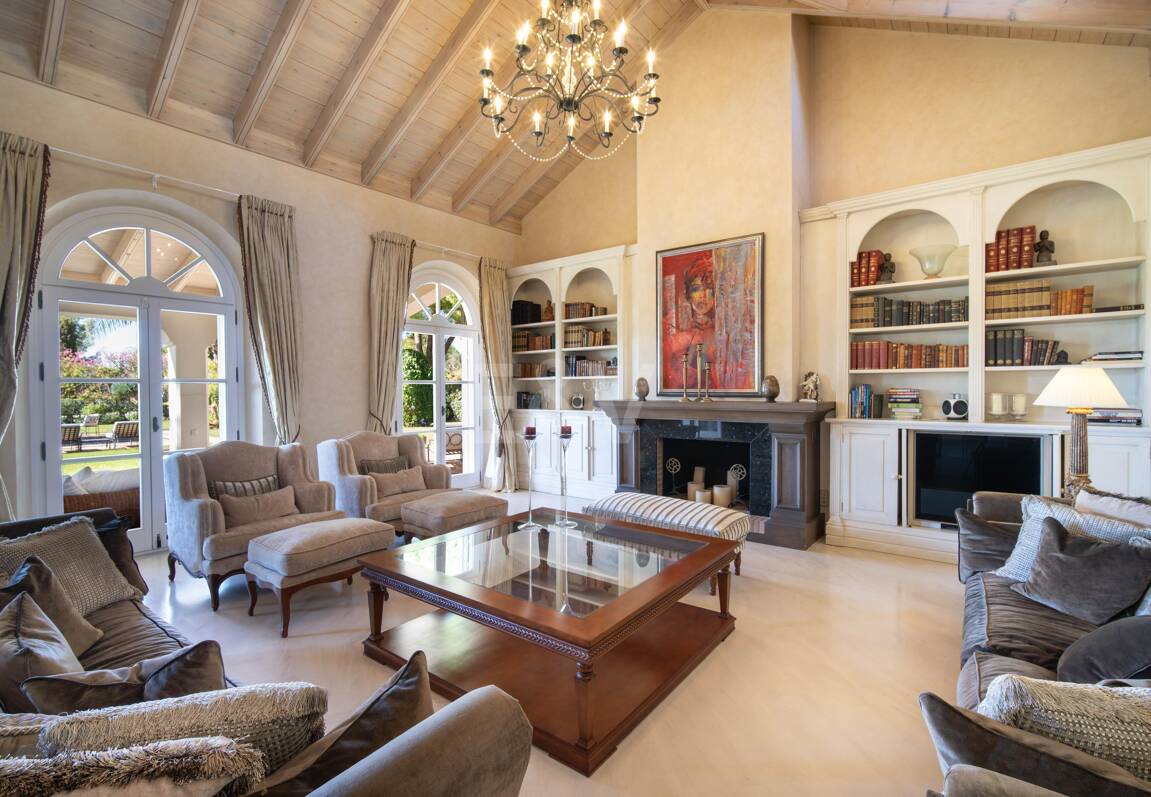 Eine zeitlose elegante Villa, eingebettet entlang der ikonischen Goldenen Meile