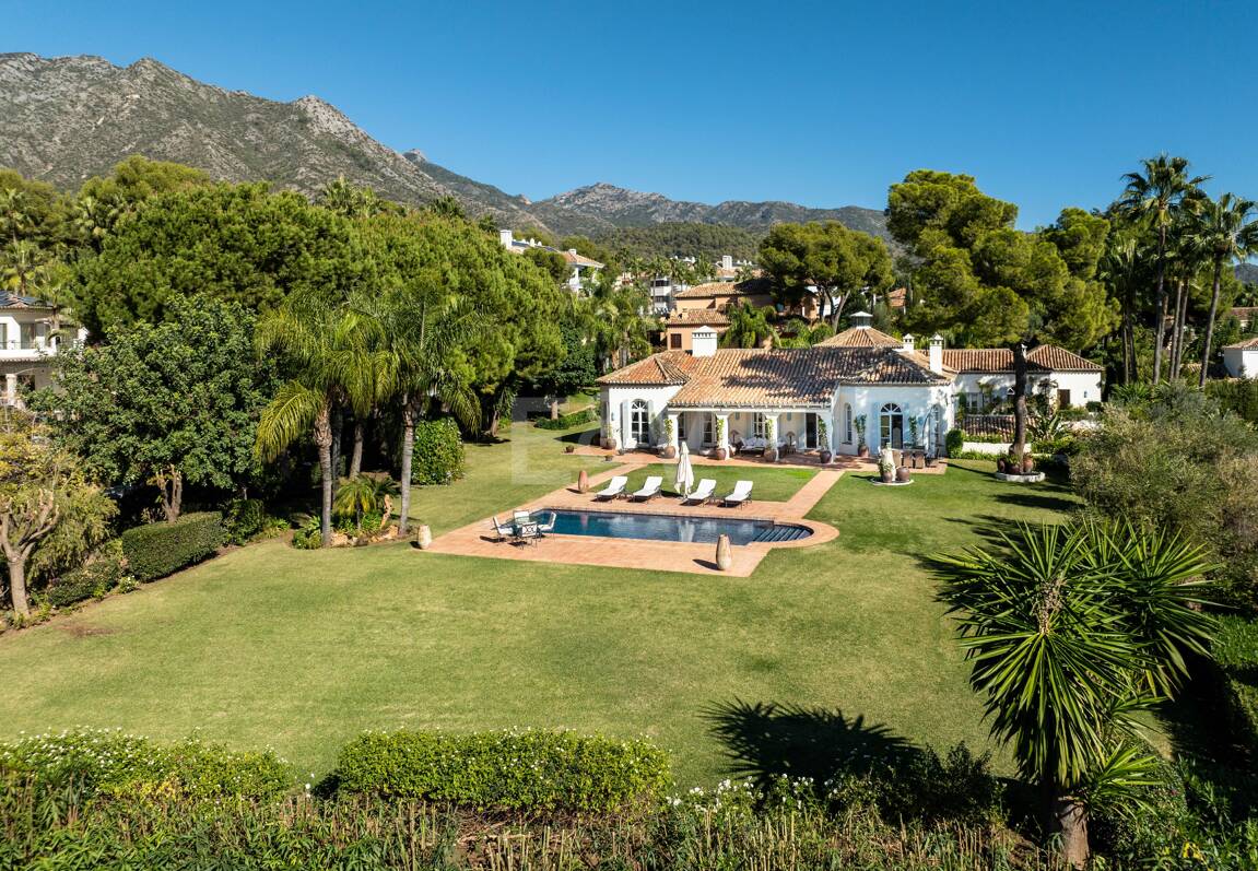 Eine zeitlose elegante Villa, eingebettet entlang der ikonischen Goldenen Meile